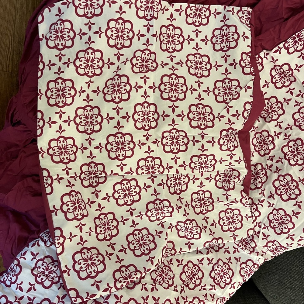 Twin Reversible Floral and Solid Magenta Pink Quilt - Picture 5 of 7